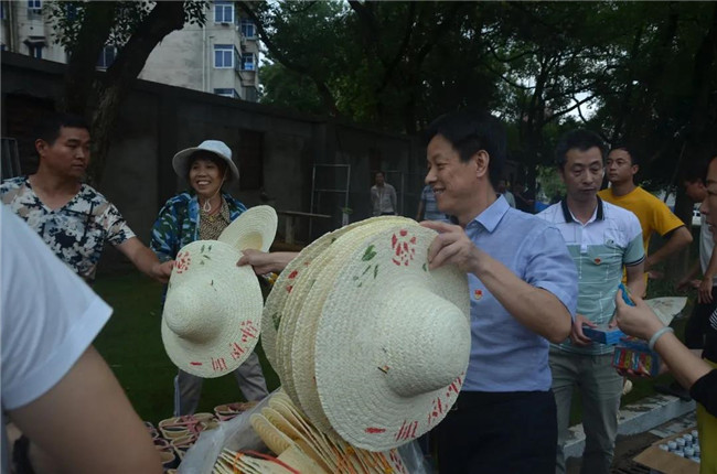 炎炎夏日送清涼，點(diǎn)滴關(guān)懷暖人心——城投集團(tuán)各黨支部開展“送清涼”慰問一線員工活動(dòng)