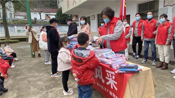 市城投集團(tuán)開展“黨建引領(lǐng)學(xué)雷鋒，志愿服務(wù)展風(fēng)采”送溫暖活動