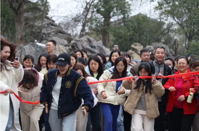 市城投集團開展“團結一心 拼搏進取 奮戰(zhàn)2025”迎新年登山、健步走活動